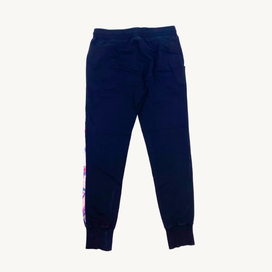 Buzo Adidas negro con diseño morado