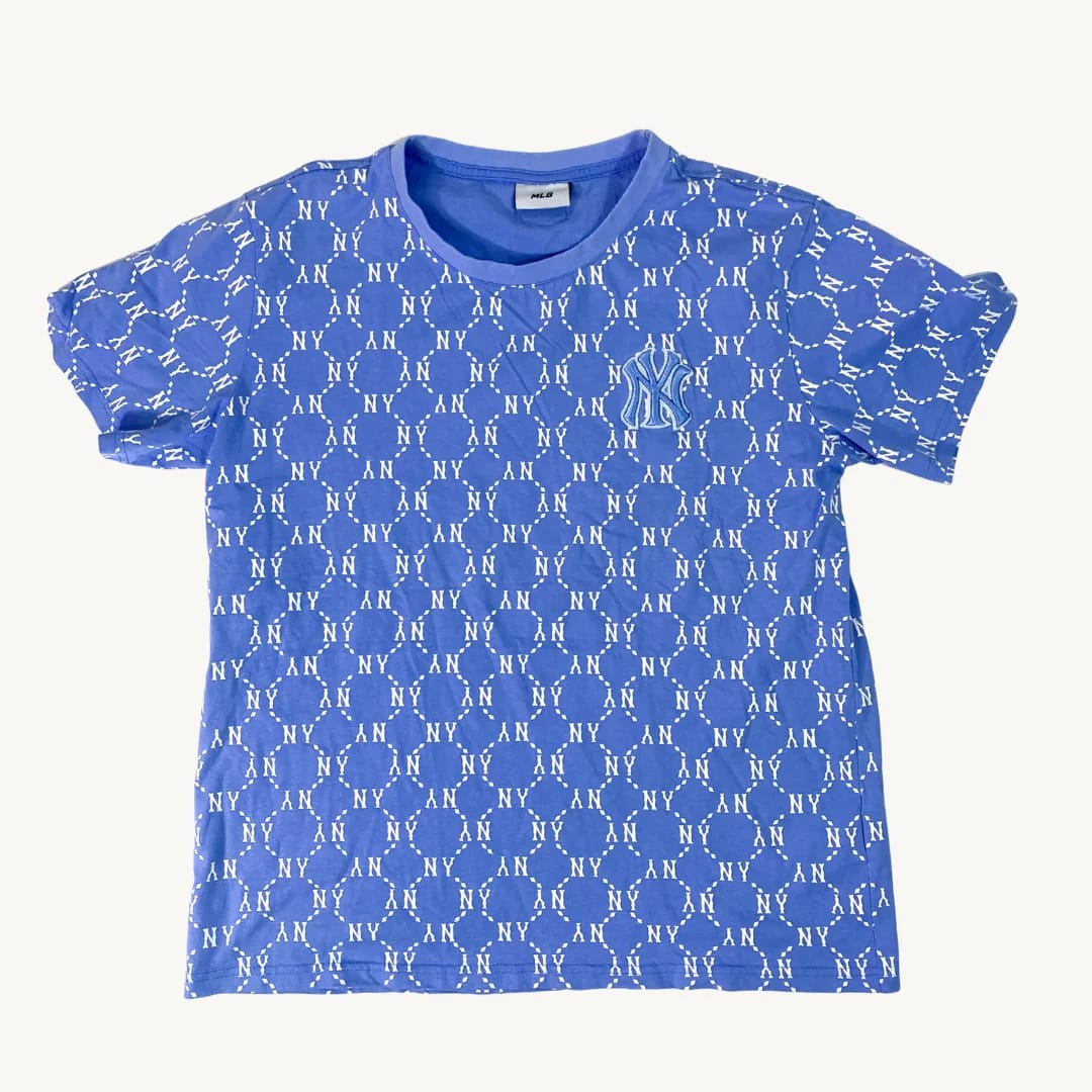Polera MLB New York Yankees Monograma Azul con Logo Central