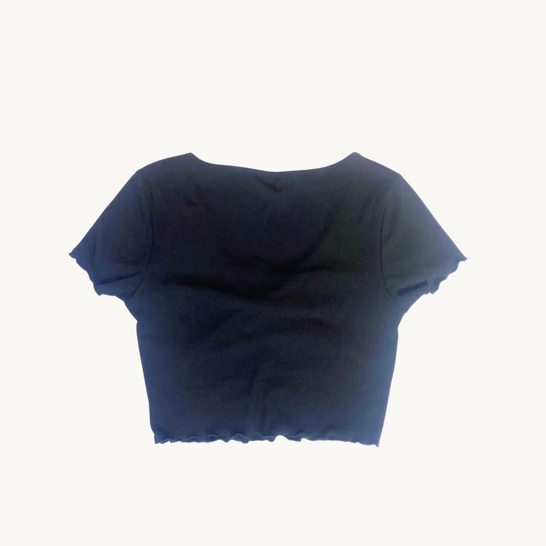 Polera Crop Top Negro Acanalado con Escote V y Detalle de Nudo