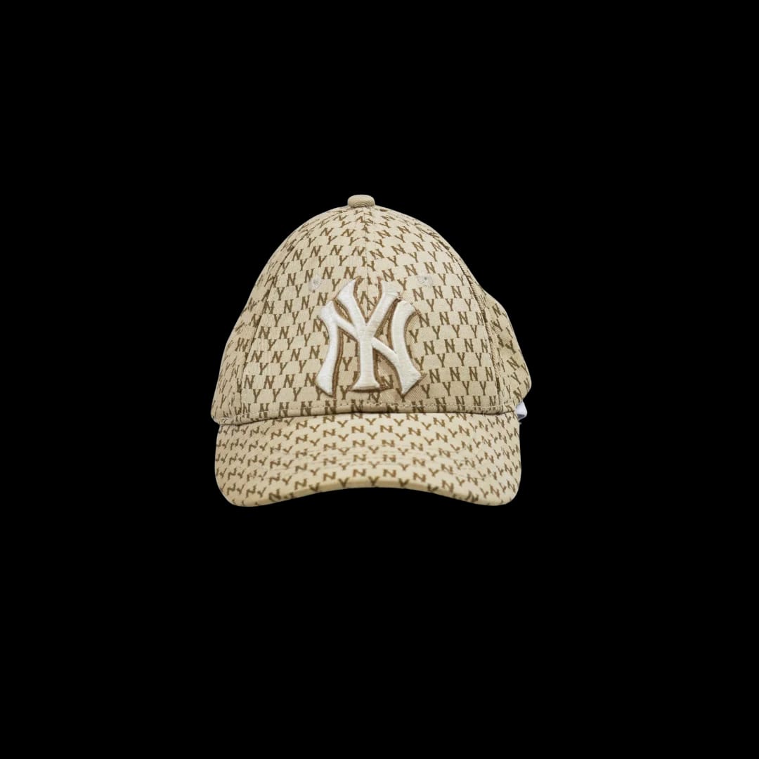 Gorra NY Yankees Monograma Beige con Logo Blanco