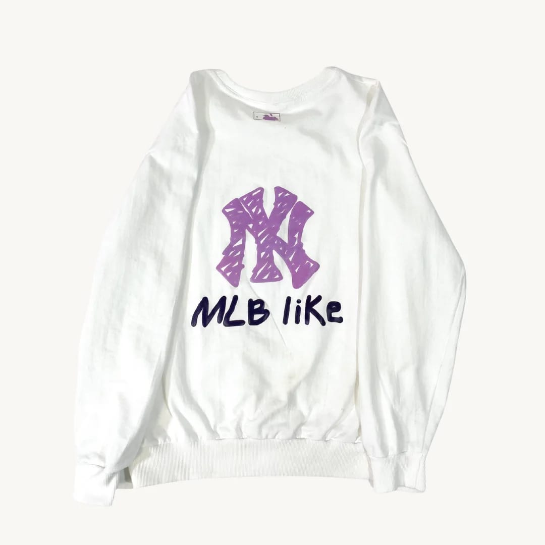 Poleron Crewneck Básica Blanca con Logo NY Bordado Púrpura