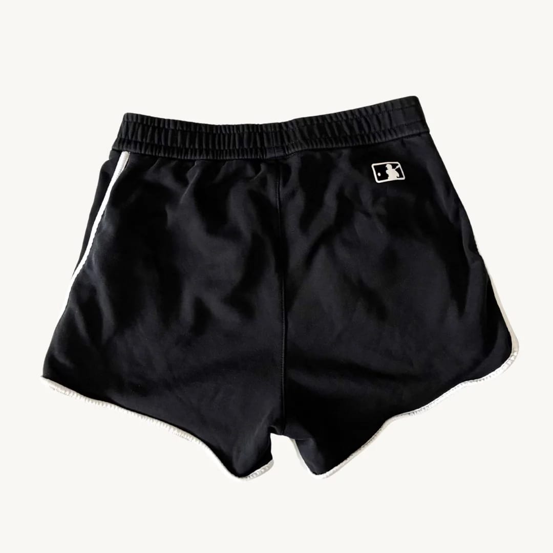 Shorts Deportivos MLB New York Yankees Negros con Ribete Blanco
