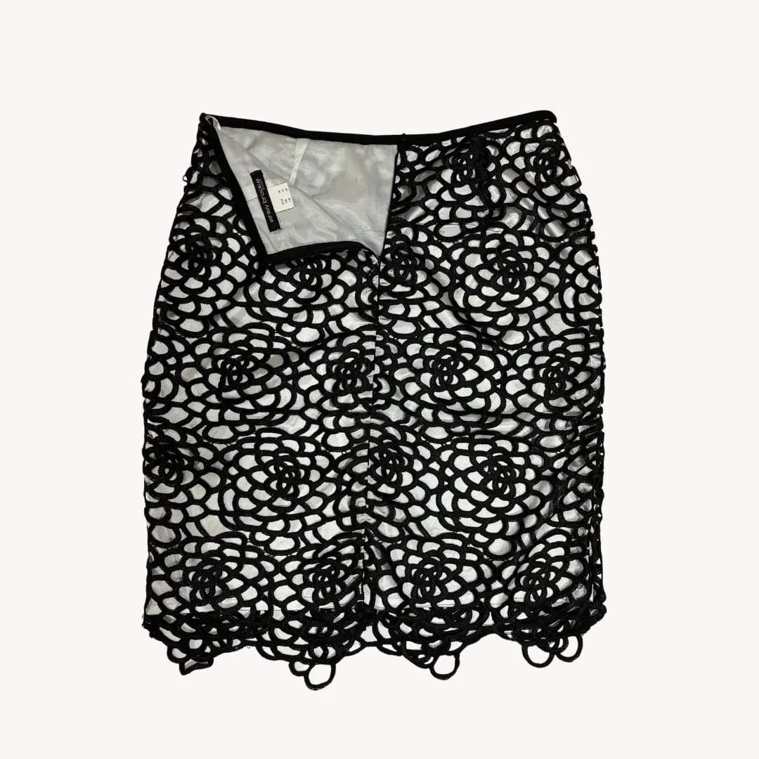 Falda Ashley Brooke - Calado Floral en Contraste