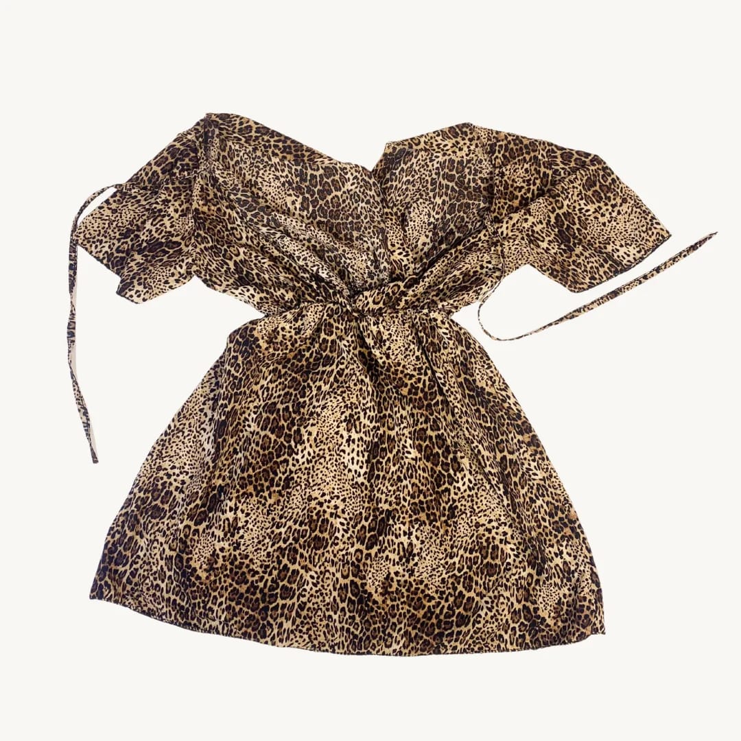 Vestido Corto Cruzado con Estampado de Leopardo y Lazos