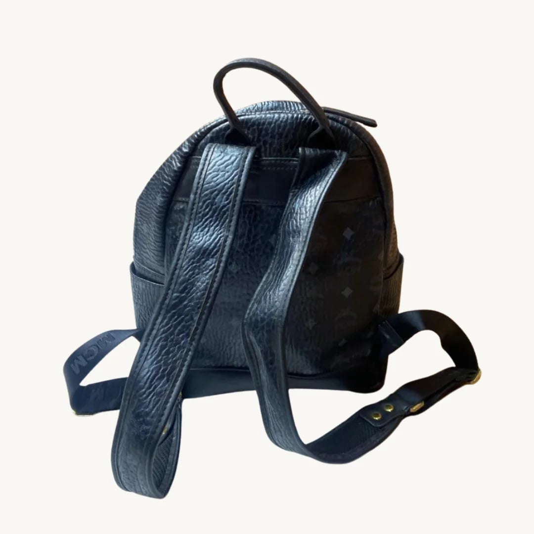 Mochila MCM Stark Bebe Boo en Visetos Negro con Tachuelas Multicolores — foto 2