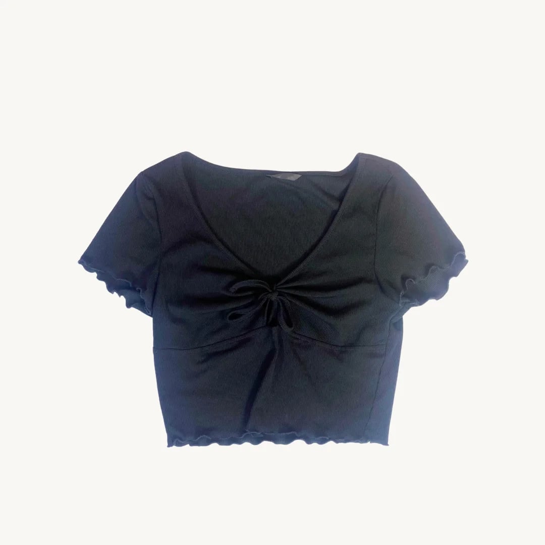 Polera Crop Top Negro Acanalado con Escote V y Detalle de Nudo