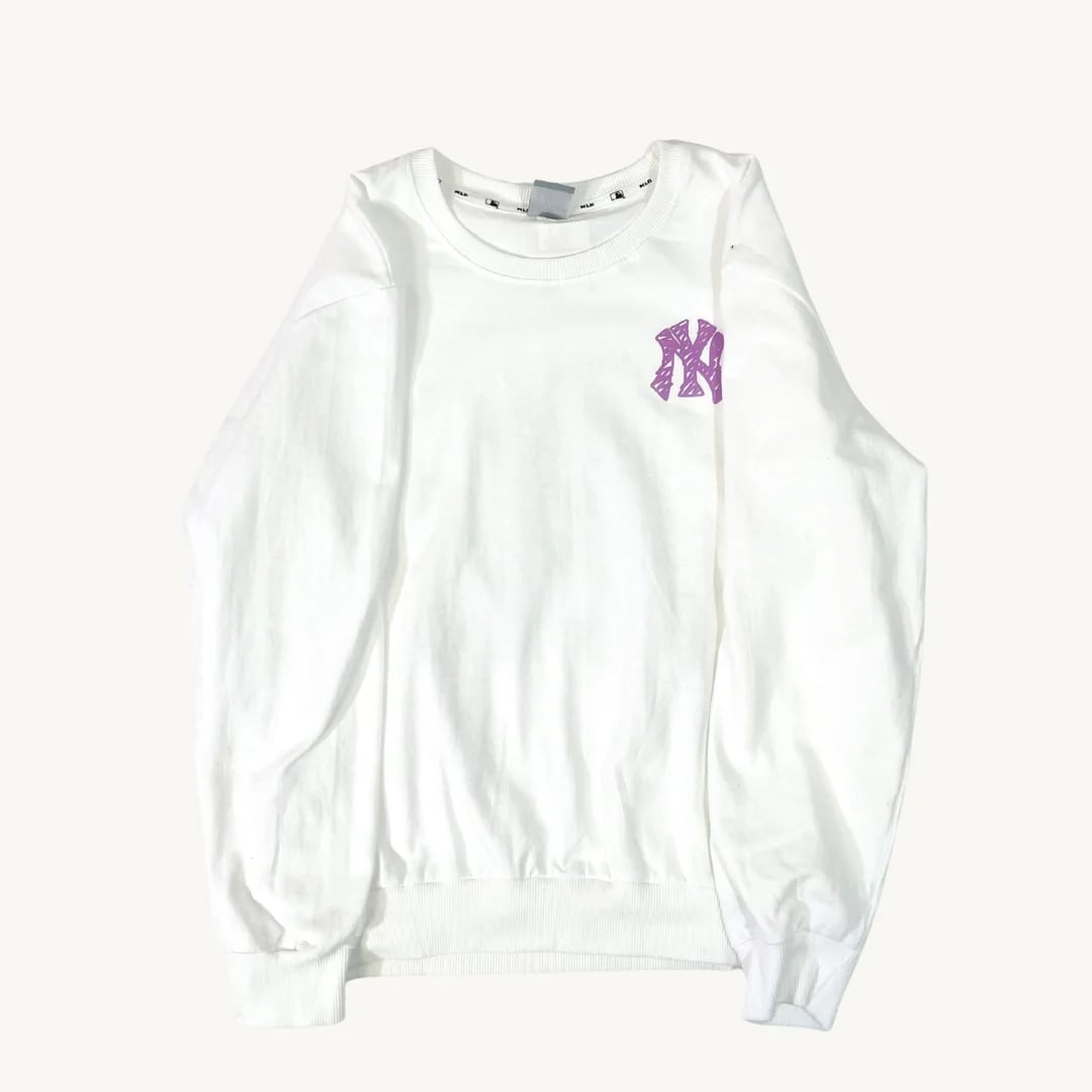 Poleron Crewneck Básica Blanca con Logo NY Bordado Púrpura