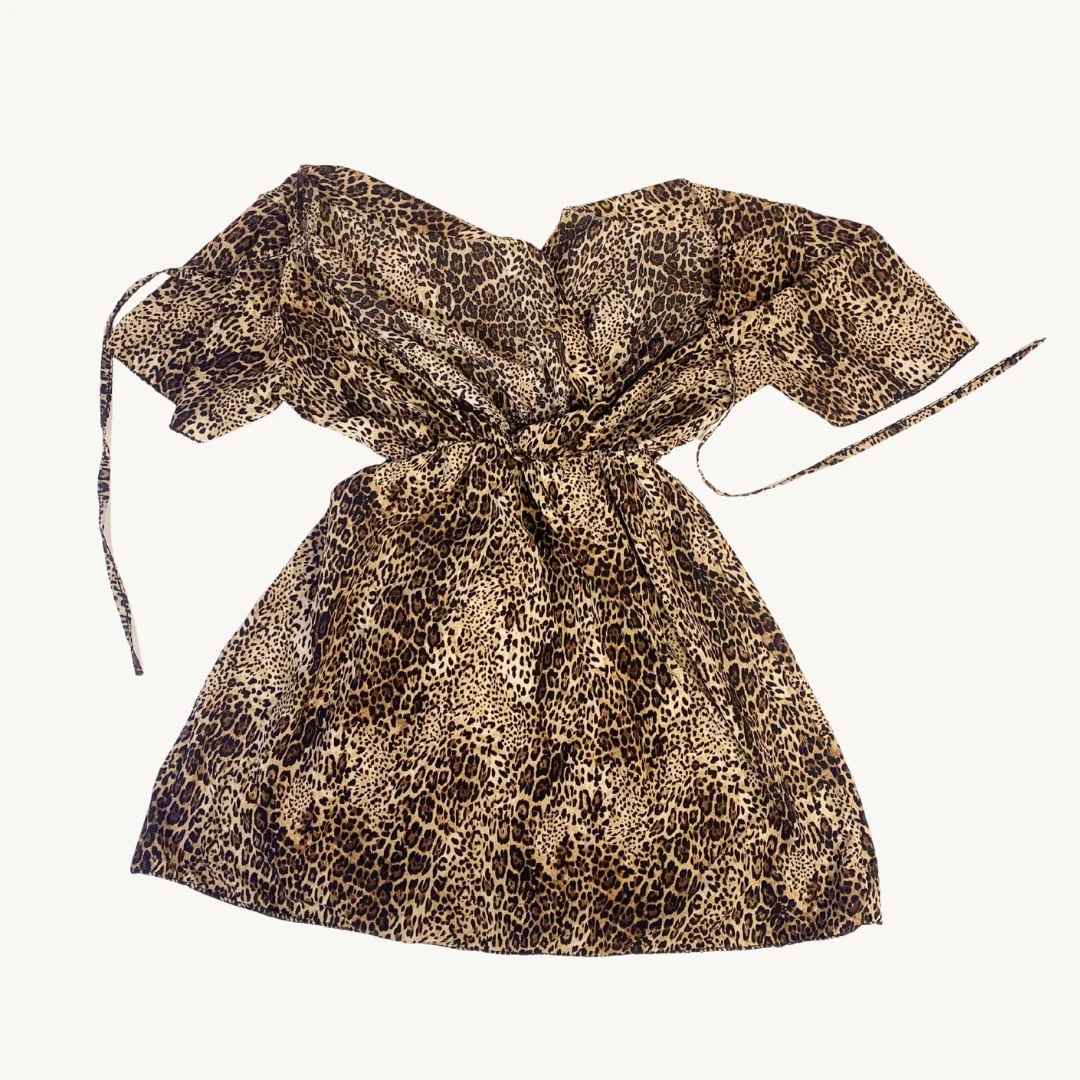 Vestido Corto Cruzado con Estampado de Leopardo y Lazos