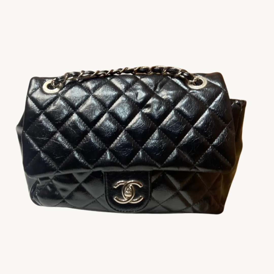 Bolso Chanel Classic Flap Quilted en Piel de Cordero Negra con Herrajes Plateados