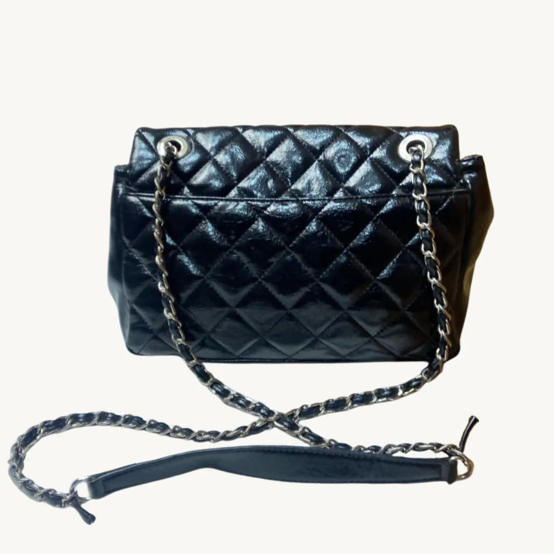 Bolso Chanel Classic Flap Quilted en Piel de Cordero Negra con Herrajes Plateados