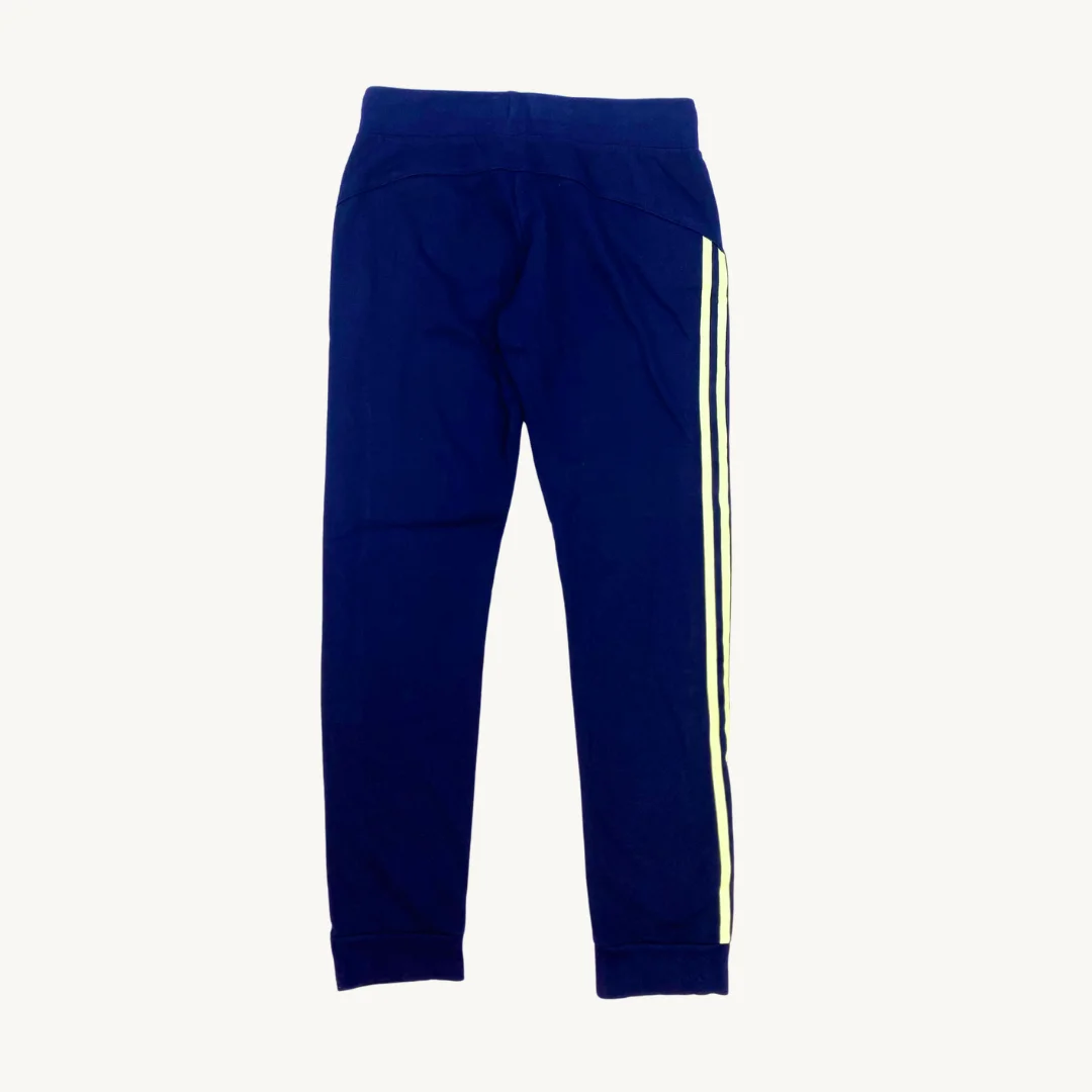 Buzo Adidas azul marino con diseño
