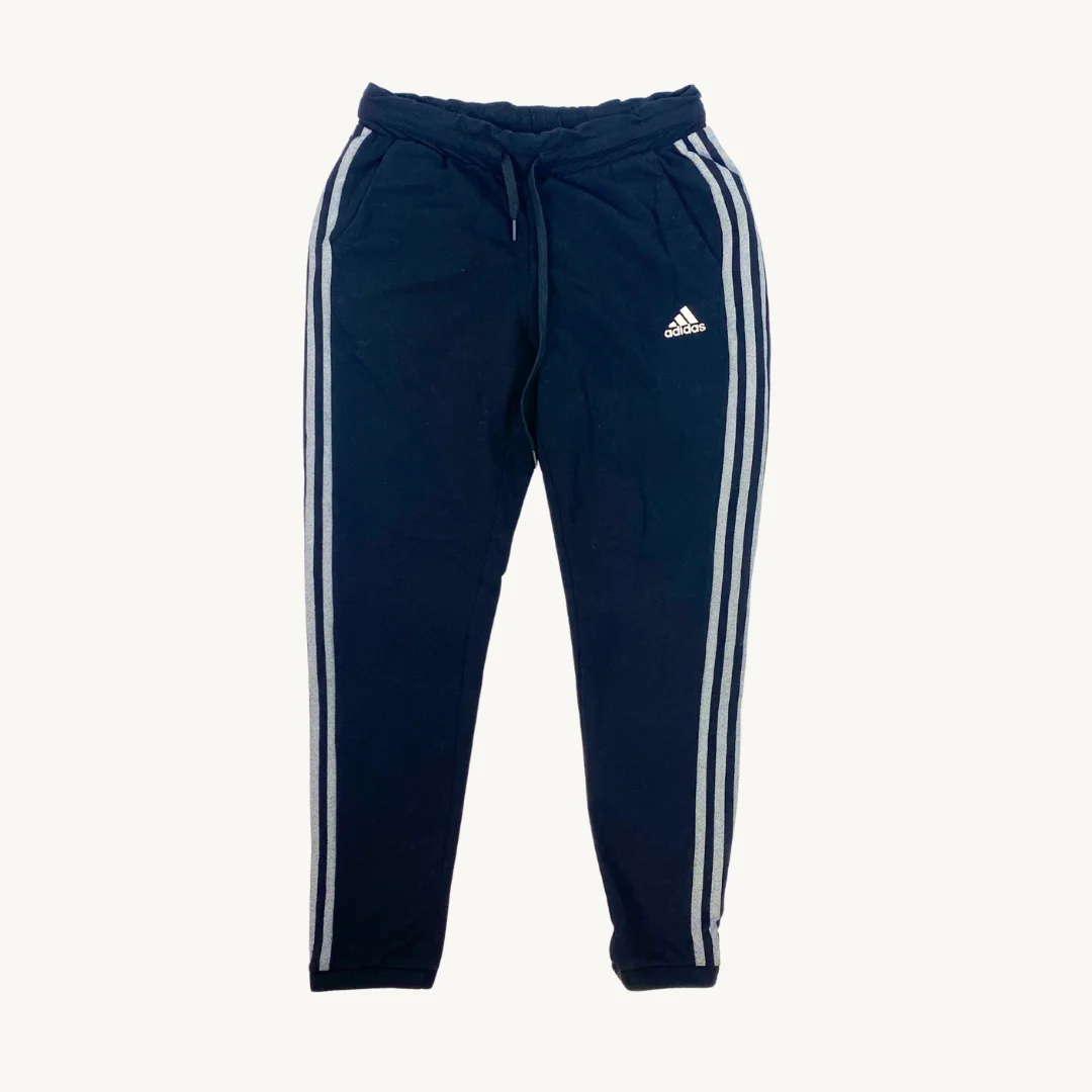 Buzo Adidas negro con diseño gris