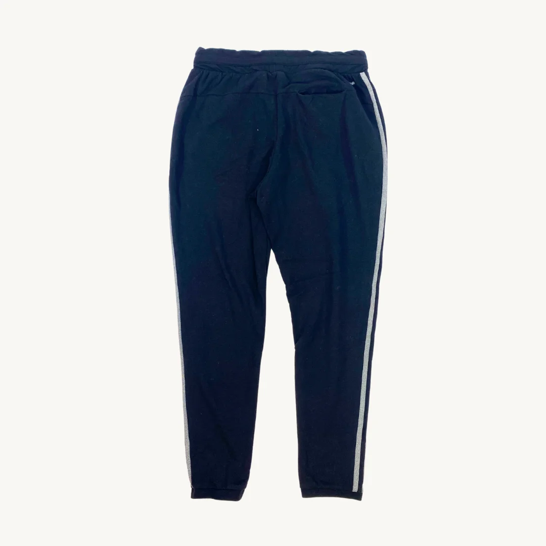 Buzo Adidas negro con diseño gris