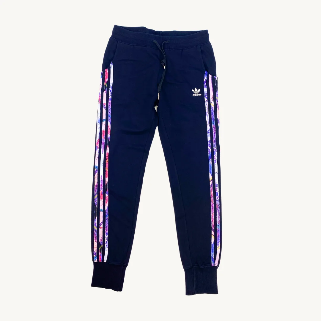 Buzo Adidas negro con diseño morado