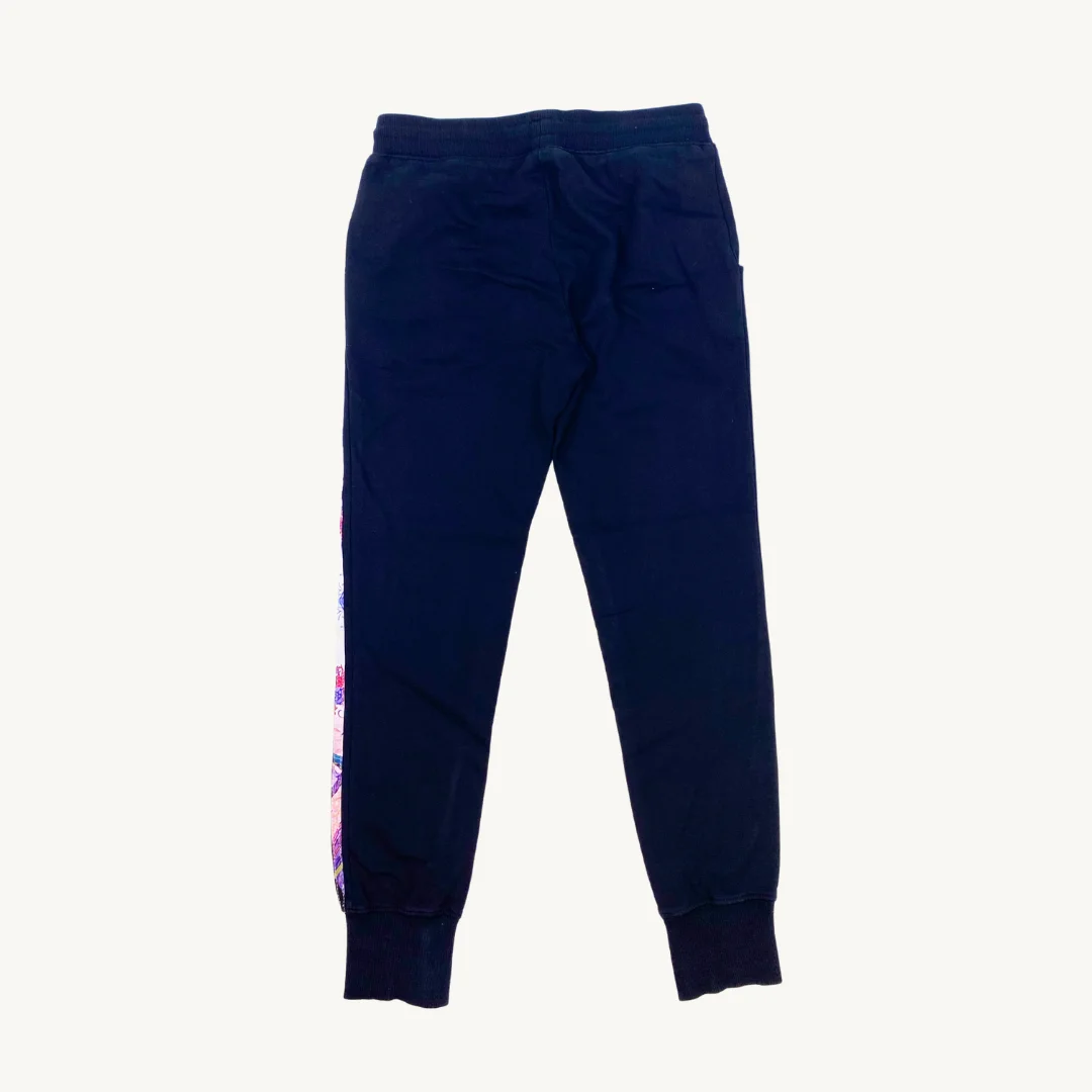 Buzo Adidas negro con diseño morado