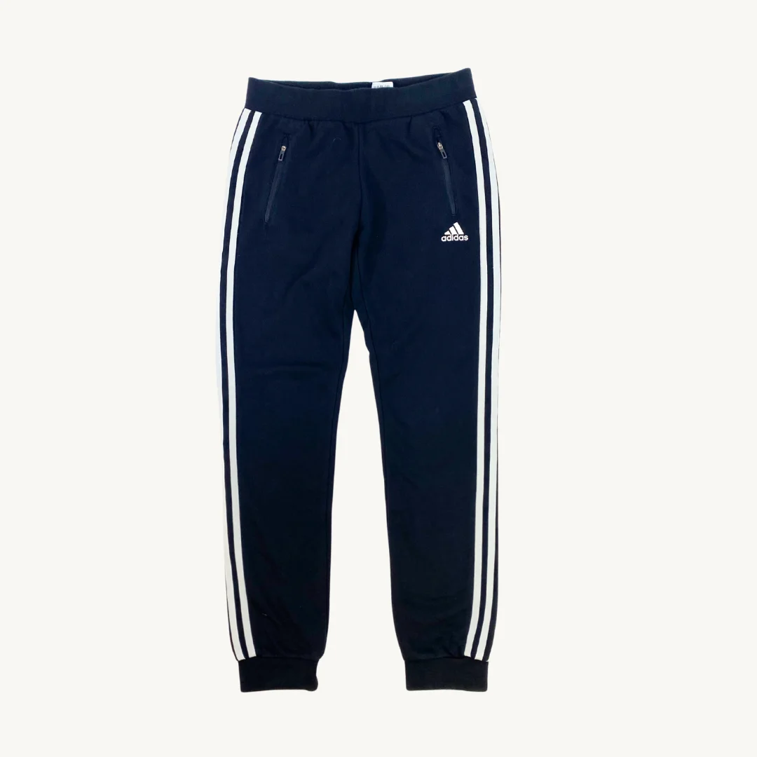 Buzo adidas negro con lineas blancas