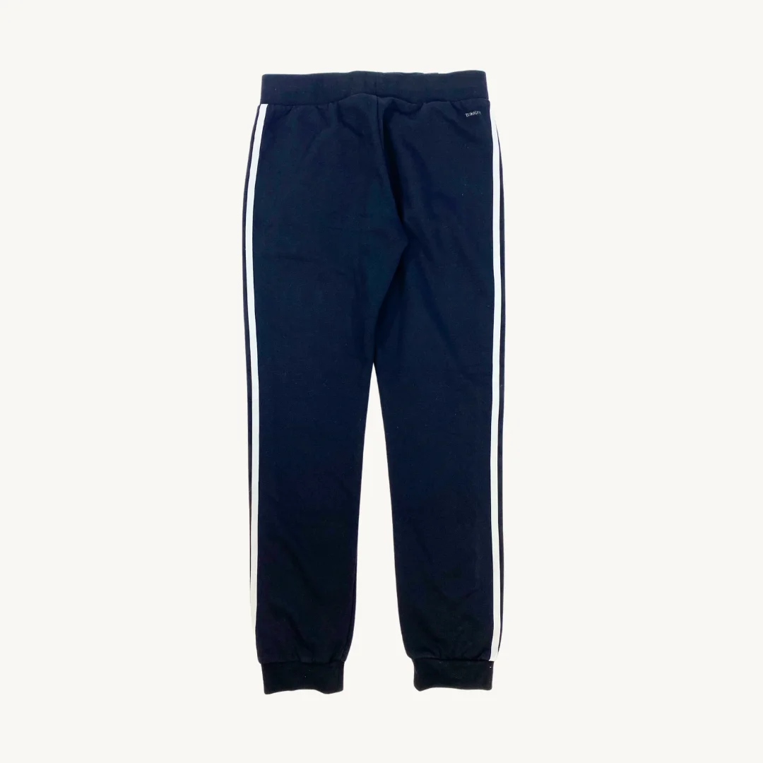 Buzo adidas negro con lineas blancas