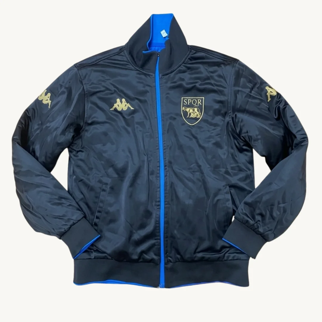 Chaqueta Track Kappa x AS Roma "SPQR" – Edición Vintage Gold & Navy