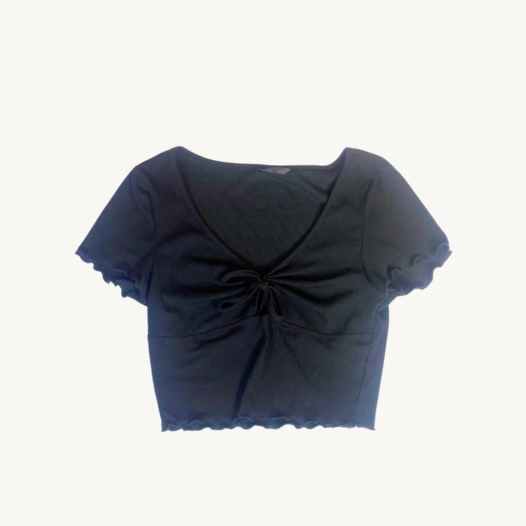 Polera Crop Top Negro Acanalado con Escote V y Detalle de Nudo