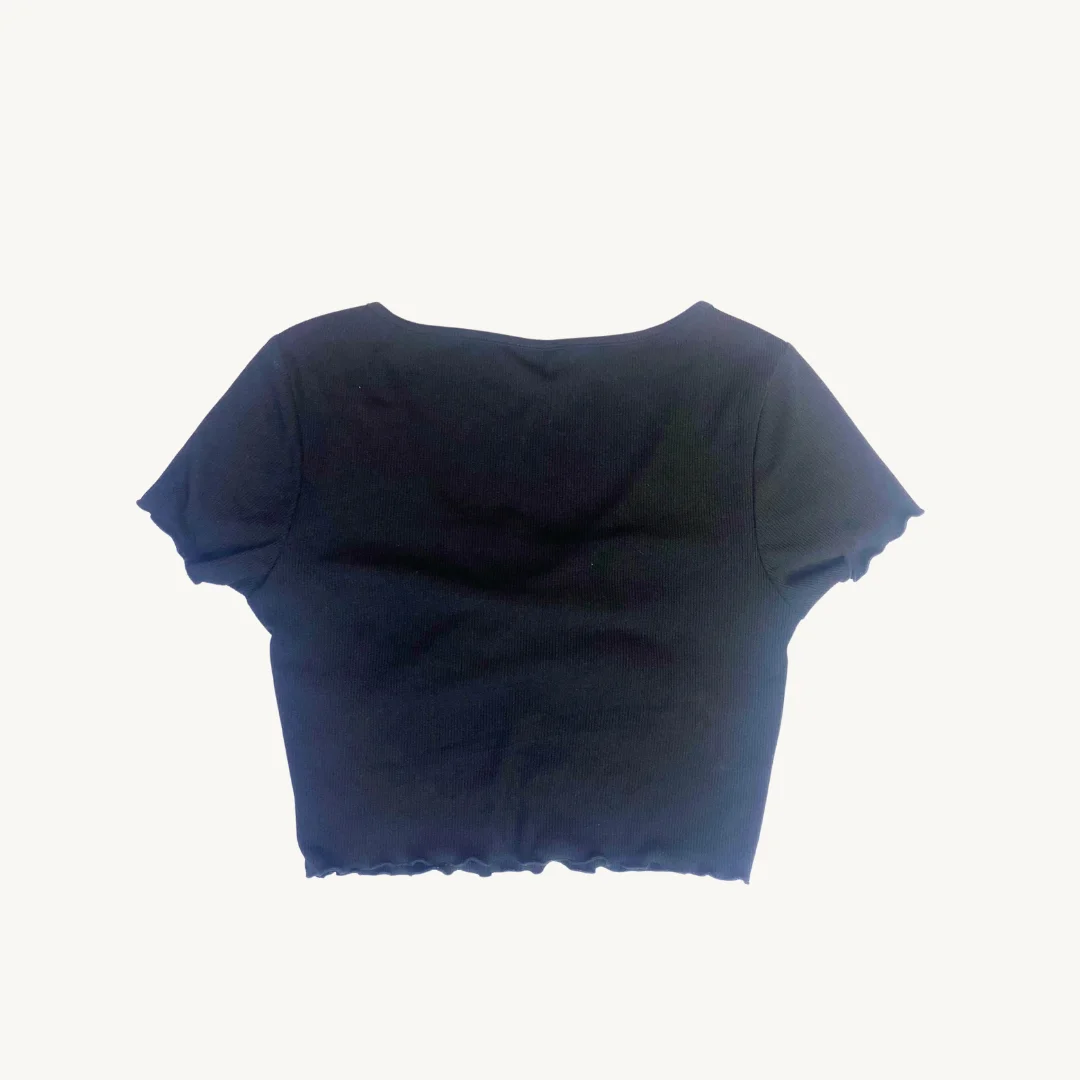 Polera Crop Top Negro Acanalado con Escote V y Detalle de Nudo