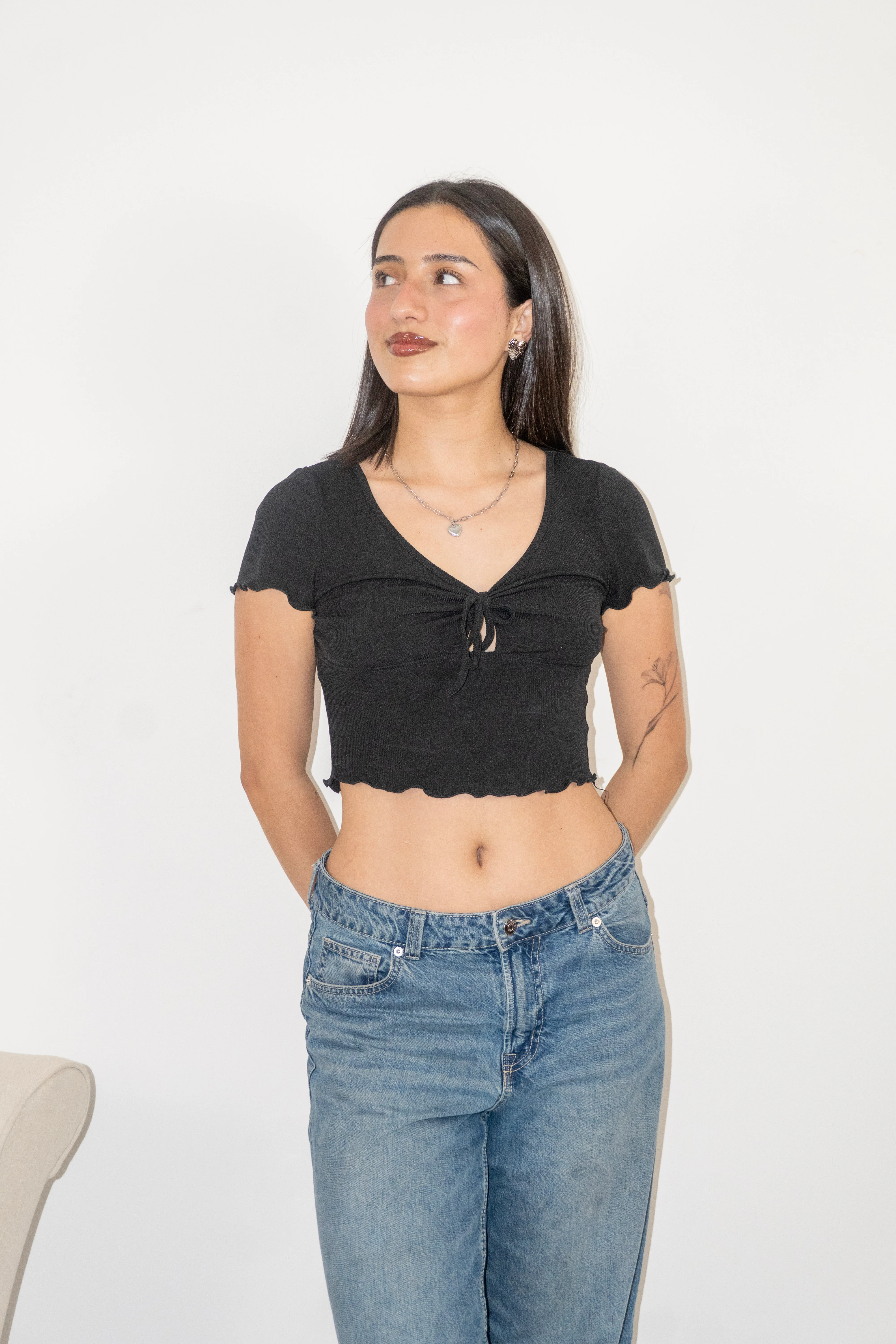Polera Crop Top Negro Acanalado con Escote V y Detalle de Nudo
