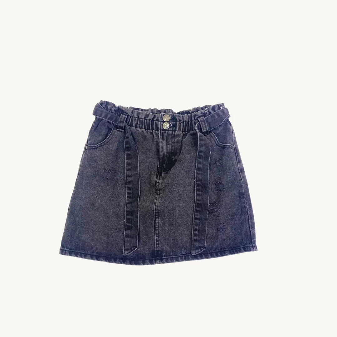 Falda de denim negro con tirantes y cintura elástica