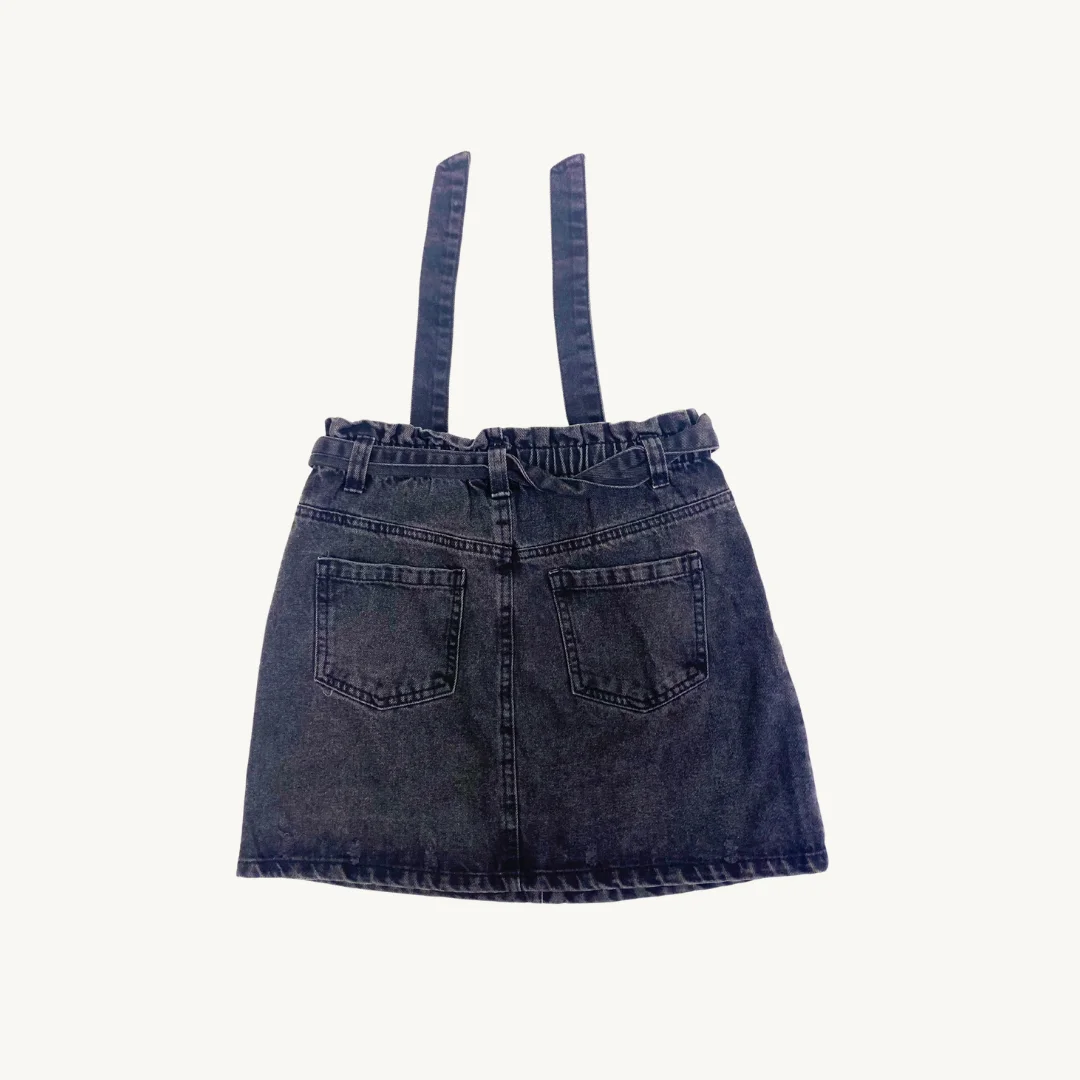 Falda de denim negro con tirantes y cintura elástica