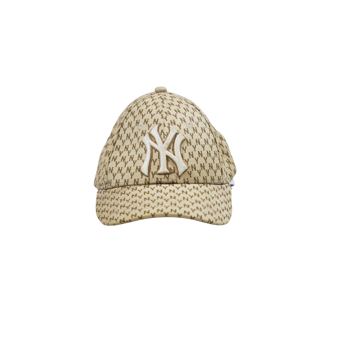 Gorra NY Yankees Monograma Beige con Logo Blanco