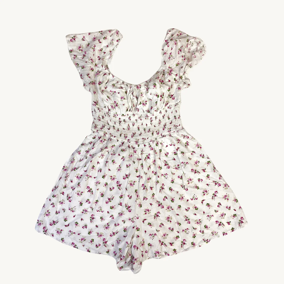 Jumpsuit Corto Floral con Cuerpo Elástico y Hombros Descubiertos
