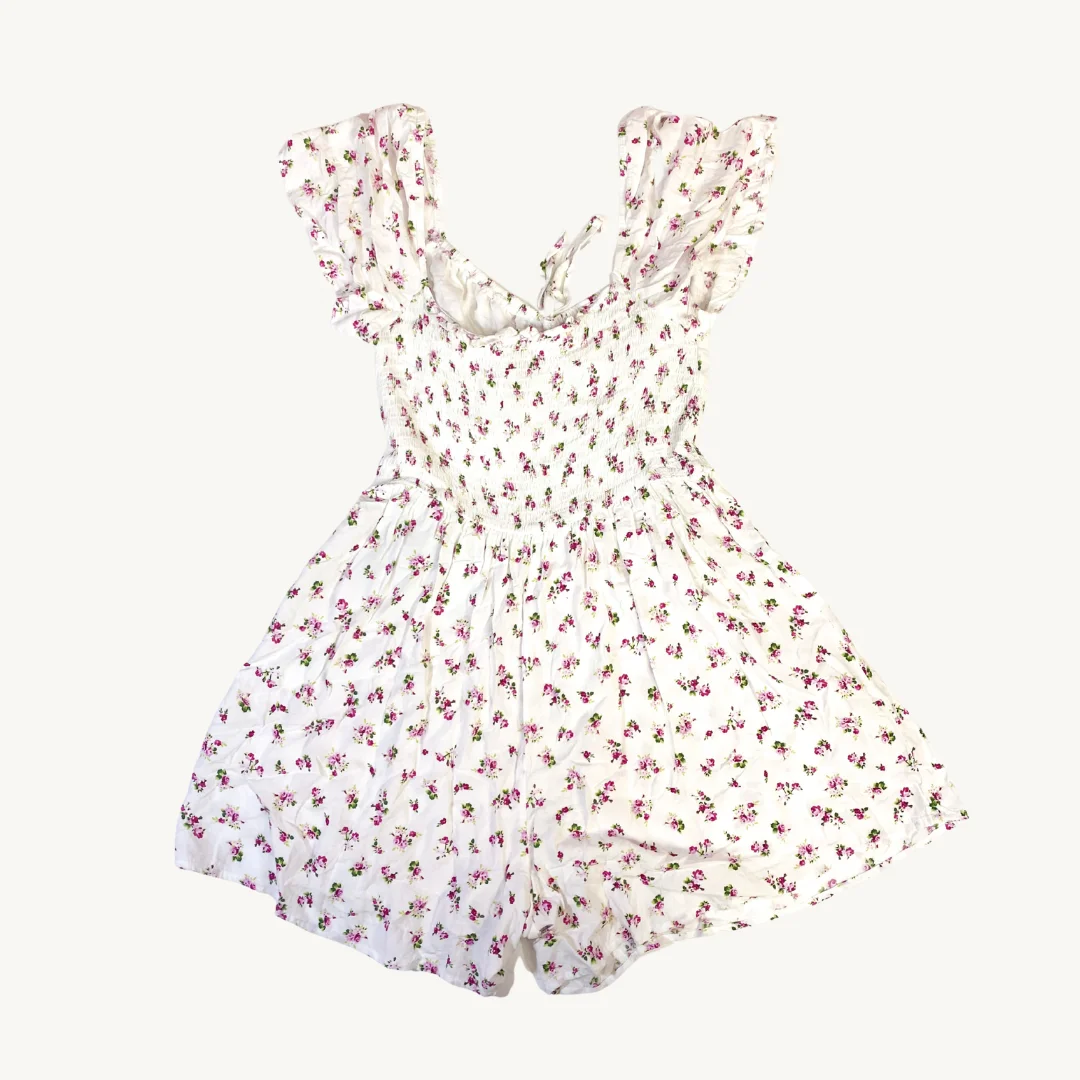 Jumpsuit Corto Floral con Cuerpo Elástico y Hombros Descubiertos