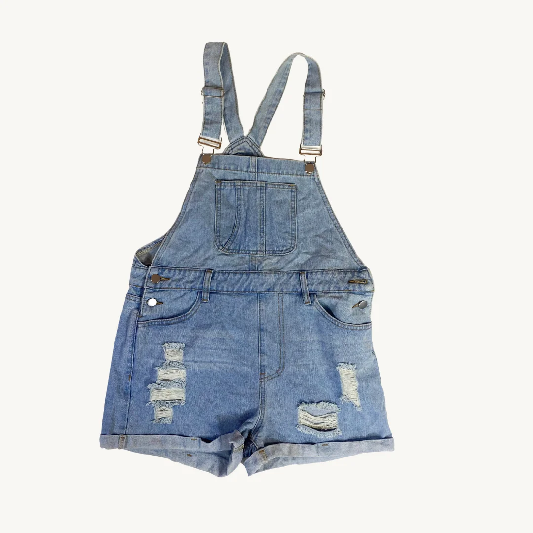 Peto Short de Mezclilla Desgastada con Tirantes Ajustables