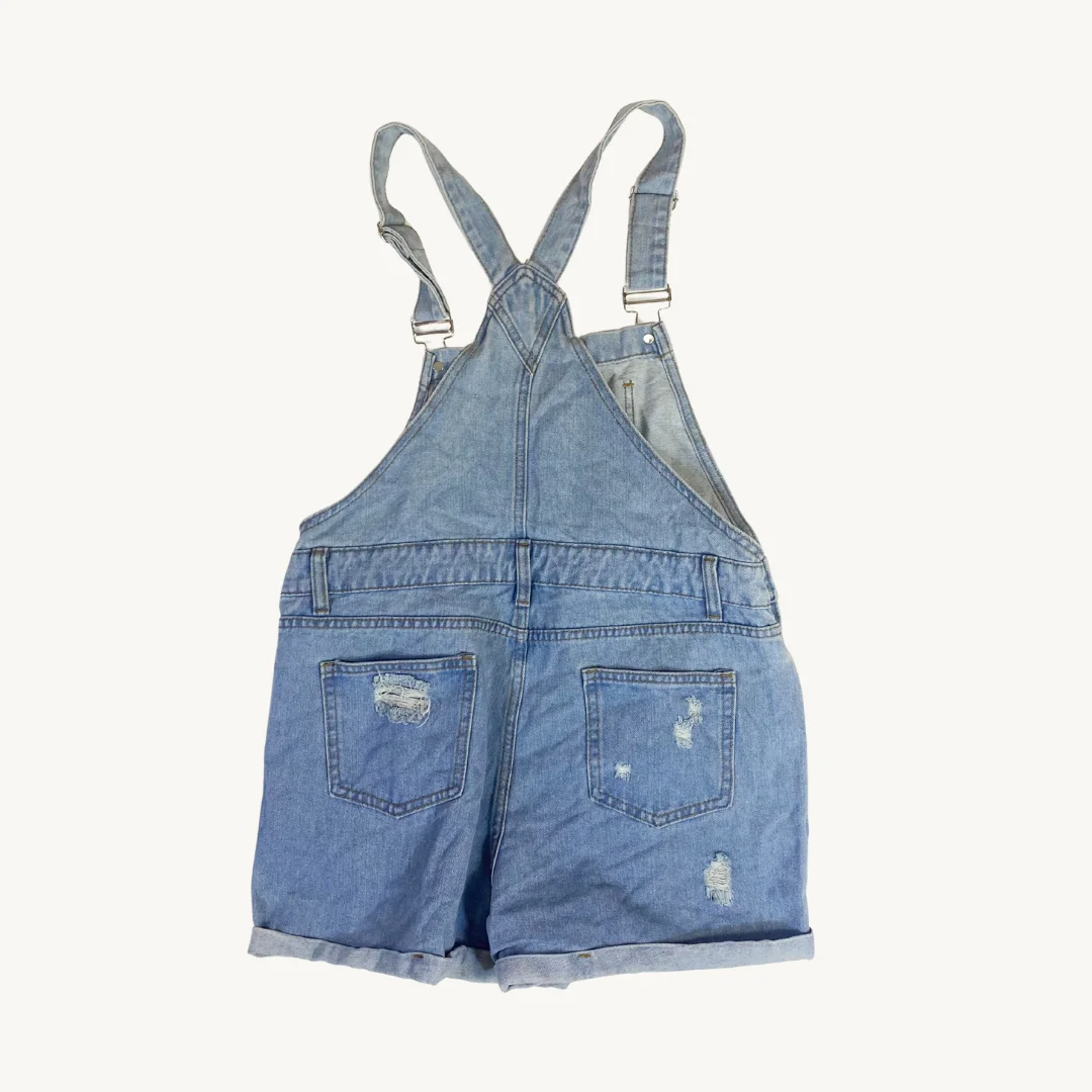 Peto Short de Mezclilla Desgastada con Tirantes Ajustables