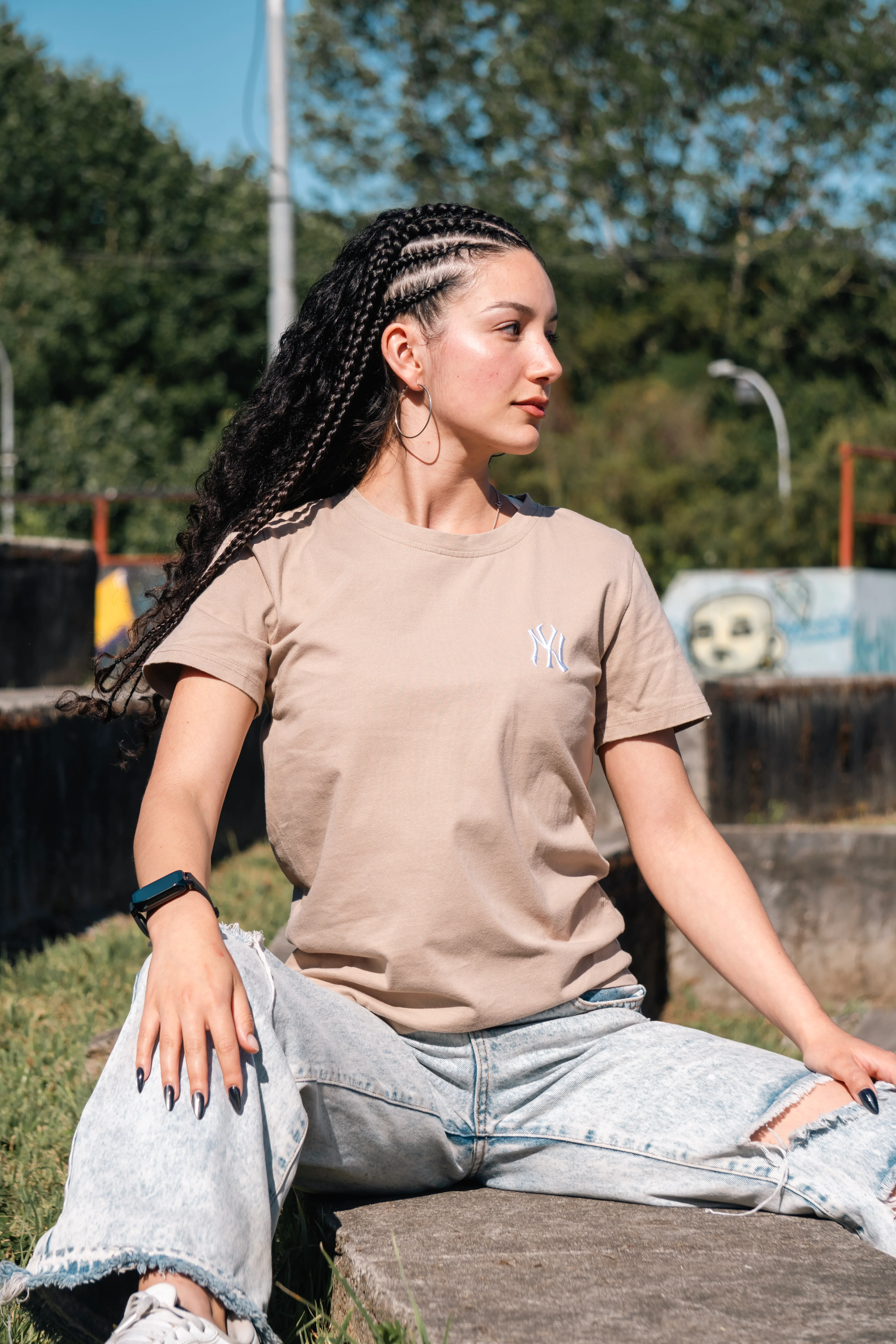 Polera MLB color cafe logo blanco