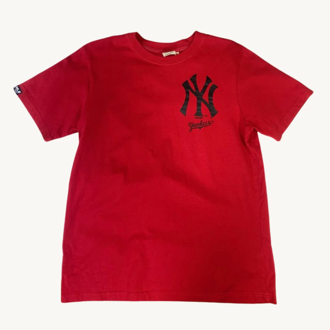 Polera MLB color rojo logo negro