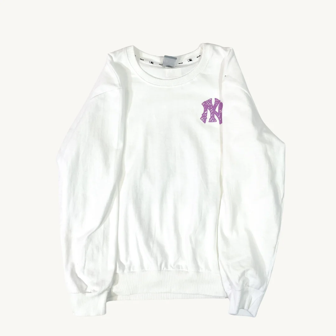 Poleron Crewneck Básica Blanca con Logo NY Bordado Púrpura