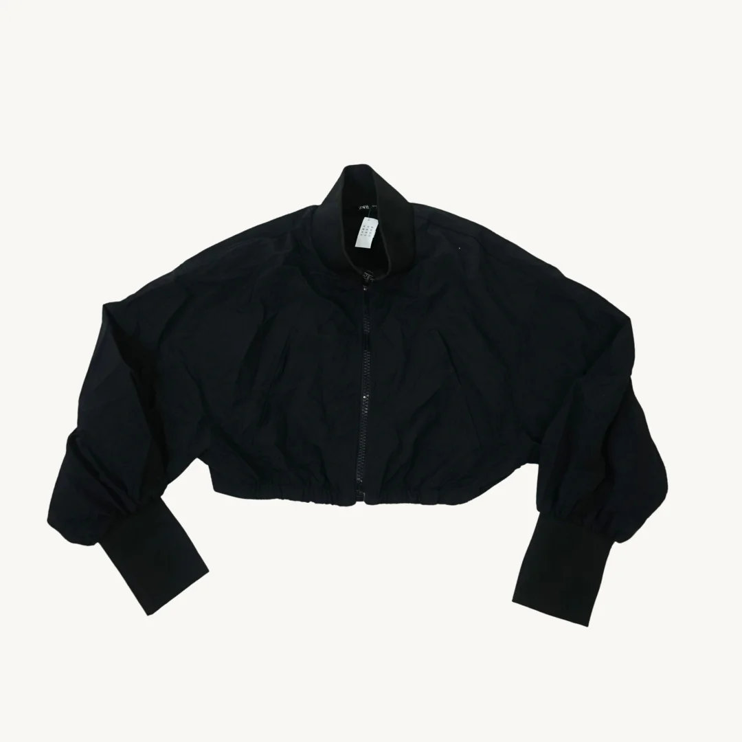 Chaqueta Cortavientos Zara Negra Cropped con Cierre Frontal