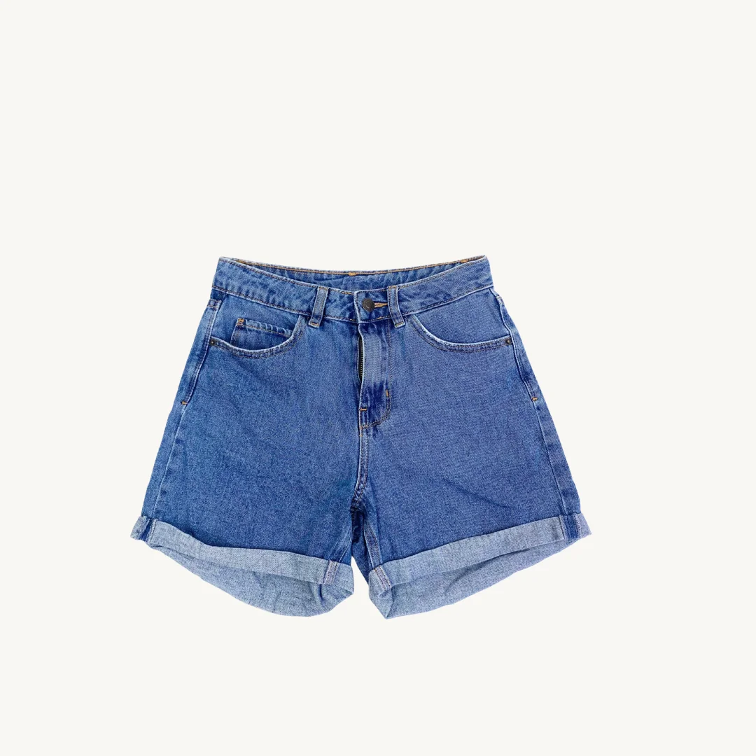 Short de denim azul clásico con dobladillo