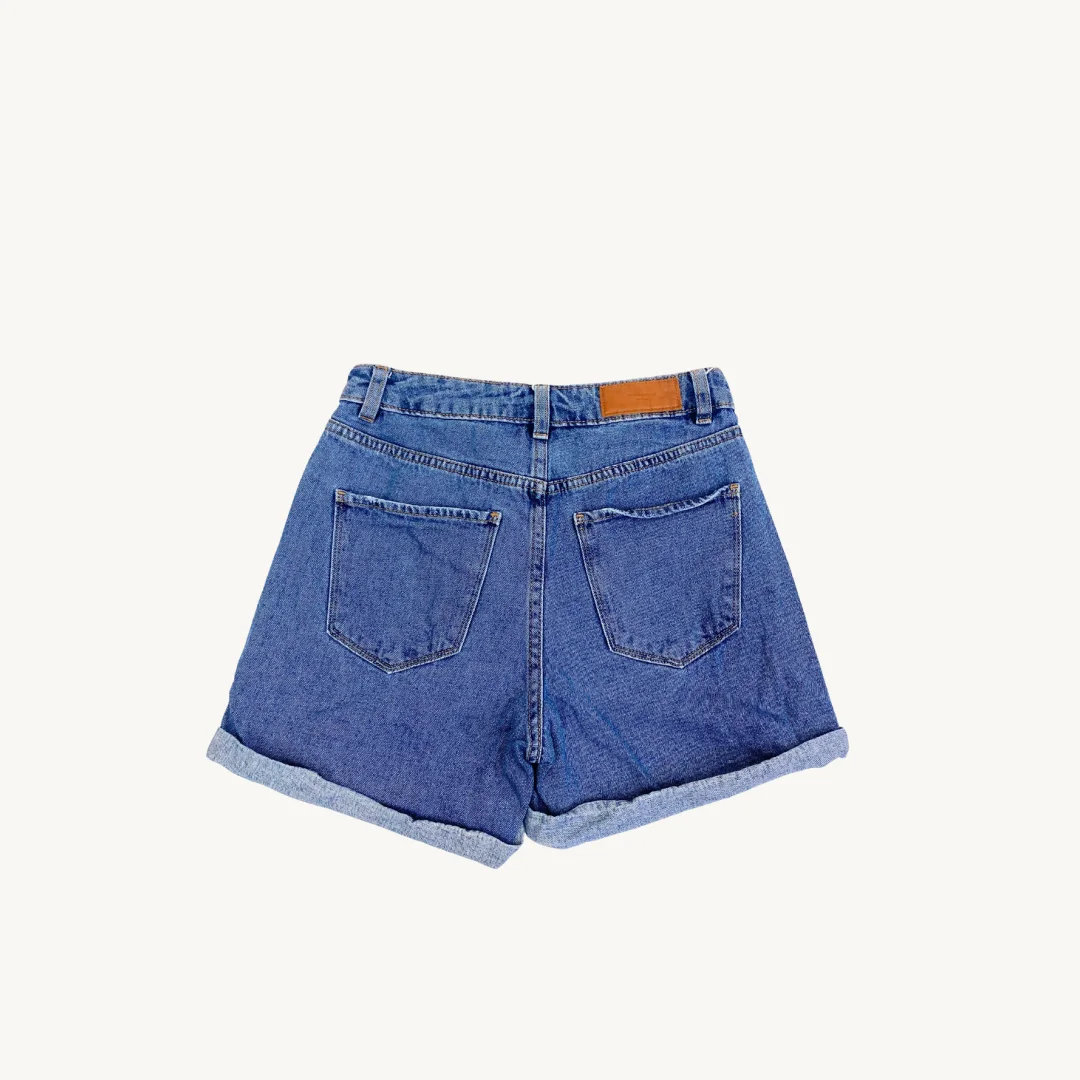 Short de denim azul clásico con dobladillo