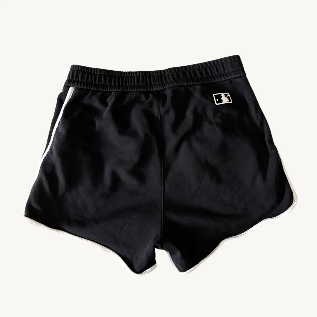 Shorts Deportivos MLB New York Yankees Negros con Ribete Blanco