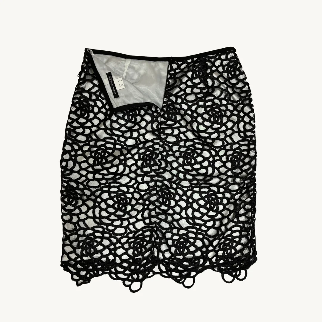 Falda Ashley Brooke - Calado Floral en Contraste