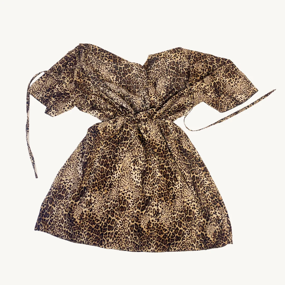 Vestido Corto Cruzado con Estampado de Leopardo y Lazos