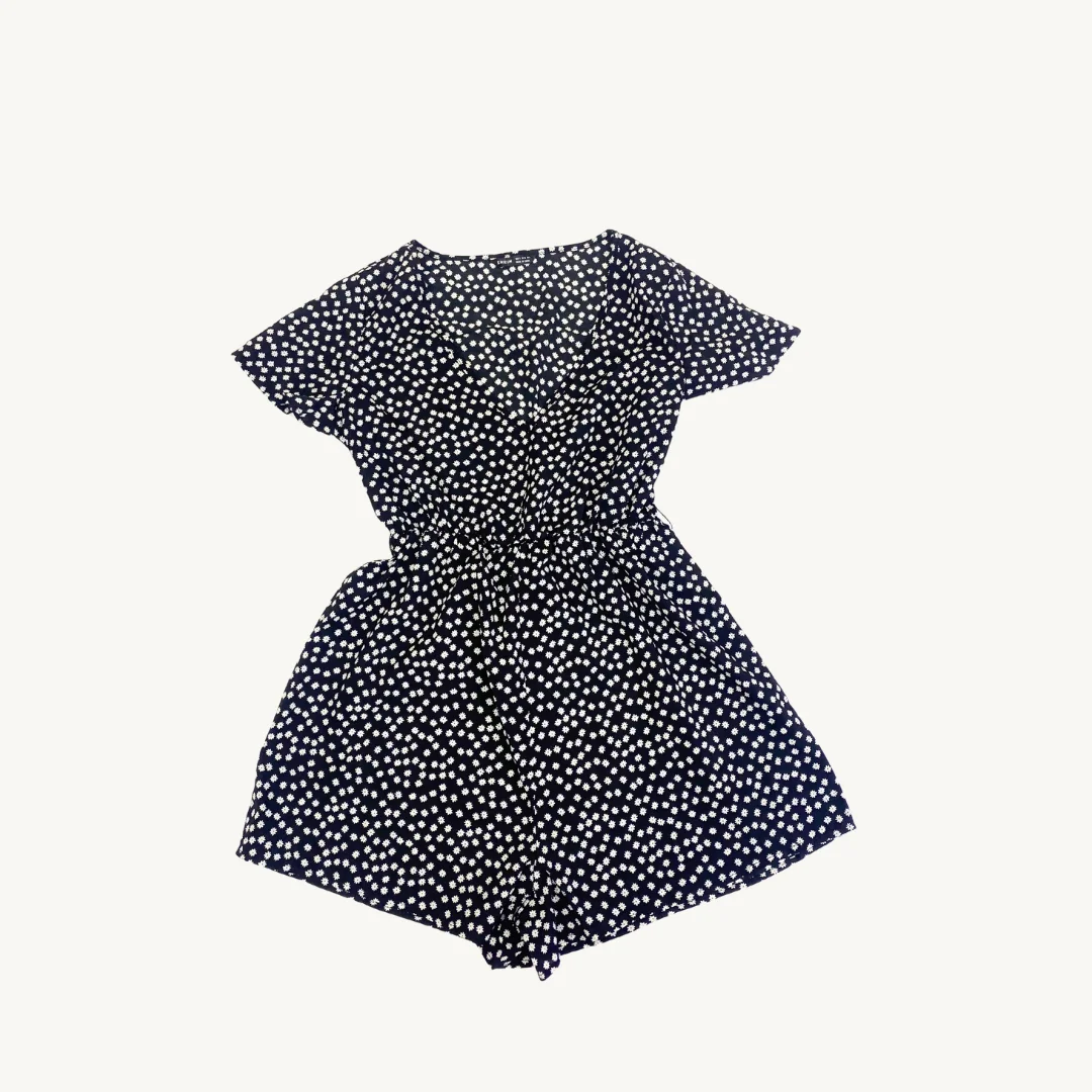 Vestido corto tipo romper con estampado de margaritas
